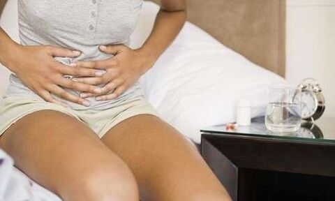 อาการปวดท้องอาจเป็นสาเหตุของการปรากฏตัวของปรสิตในร่างกาย