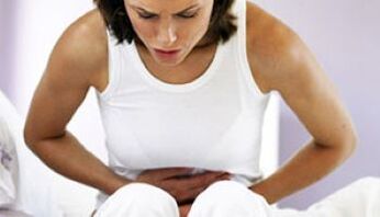 ผู้หญิงที่มีอาการปวดท้องจากปรสิต
