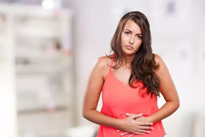 เวิร์มในร่างกายของผู้หญิงทำให้เกิดปัญหากับการย่อยอาหาร